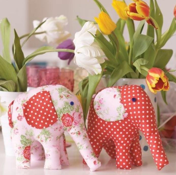 doudou-elefant-en-röd-elefant-med-vita-prickar-och-en-elefanter-med-blommor-idé-doudou-hemlagad-färgad