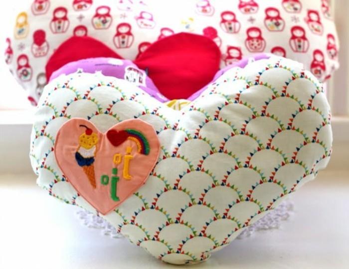 handgjord täcke-hjärta-tyg-mångfärgad-personlig-dekoration-kudde-personlig-täcke-gör-det-själv-födelsedagspresent