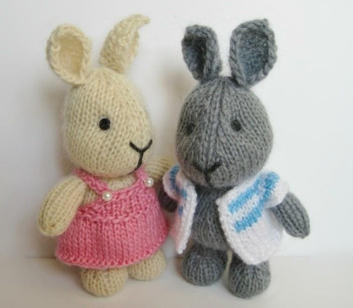 doudou-hus-mönster-kanin-vit-och-en-kanin-i-grå-pojke-och-flicka-rosa-klänning-och-vit-överrock-med-blå-ränder