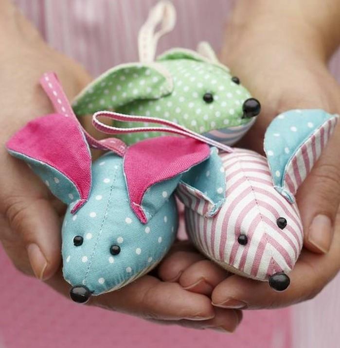leksak-mus-miniatyr-i-tyg-med-prickar-och-ränder-idé-av-en-gör-det-själv-en-liten-leksak-barn