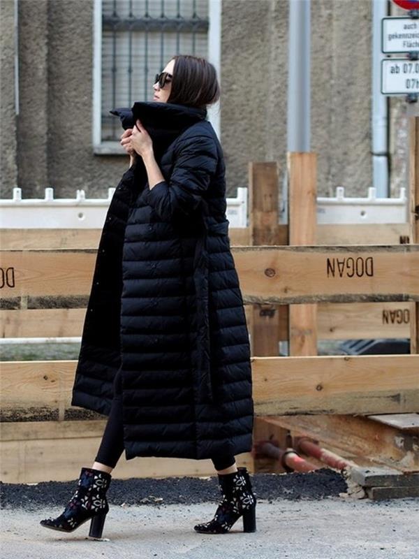 veľký čierny kabát, sako s vysokým golierom a čiernymi nohavicami, čierne čižmy s výšivkou