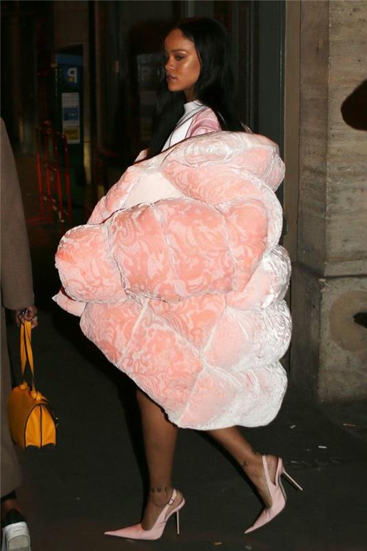 Rihanna s horúcou ružovou bundou a nadrozmerným púdrovo ružovým kabátom