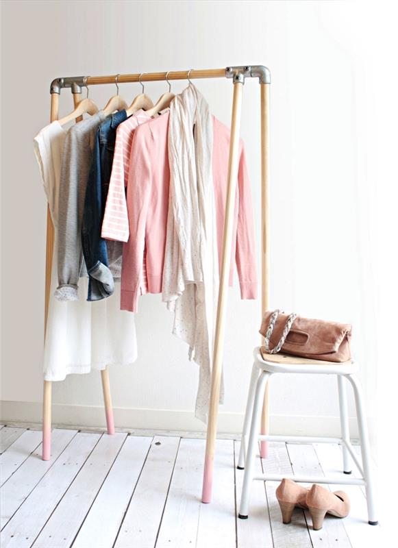 قم بإعداد منطقة لارتداء الملابس في غرفة نومك مع رف ملابس خشبي ، وفكرة لإنشاء غرفة ملابس بسيطة مع أعمدة خشبية وأكواع معدنية