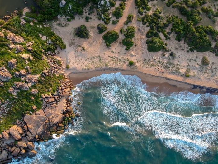 مناظر طبيعية برية جميلة ، فكرة خلفية منظر ساحل الصحراء ، صورة مع طائرة بدون طيار فوق الشاطئ