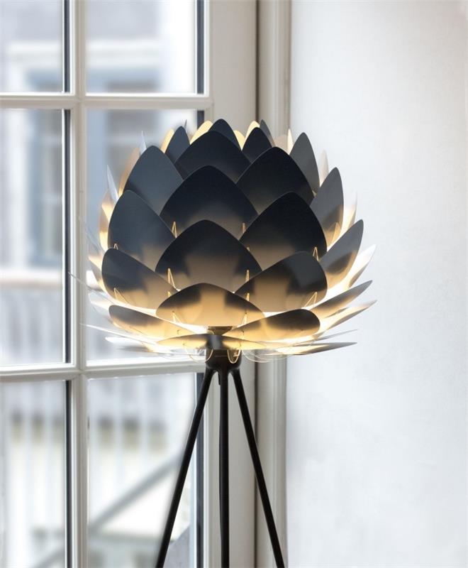 modern lampmodell med origami blommönster i antracitfärg med svarta fötter framför ett vitt fönster