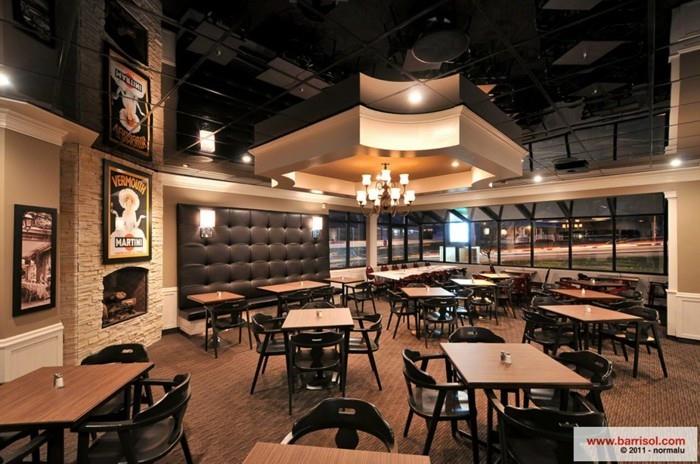 led-belysning-idé-dekoration-tak-och-väggar-stolar-bord-restaurang-tak-i-svarta plattor