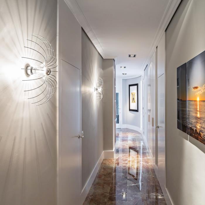luxusný moderný dizajn chodby so sivobielymi stenami s led stropným osvetlením a digitálnym obrazom