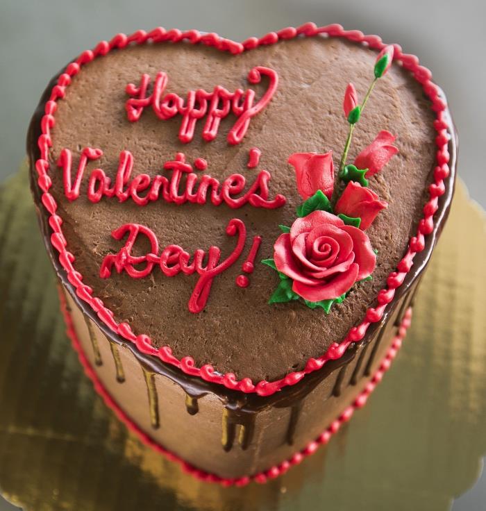 príklad srdcového koláča z karamelu a horkej čokolády s dekoráciou Happy Valentine Day a malými červenými kvetmi