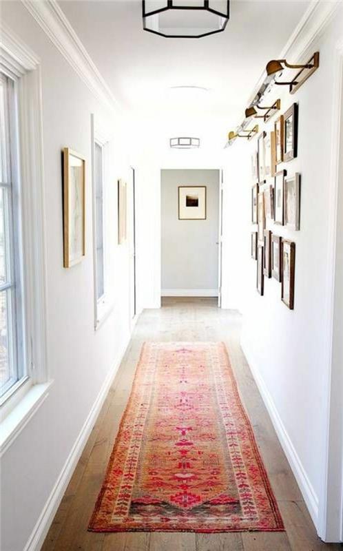 Vit vägghall, lång orientalisk matta, färgfärg för smal hall, idé hur man dekorerar