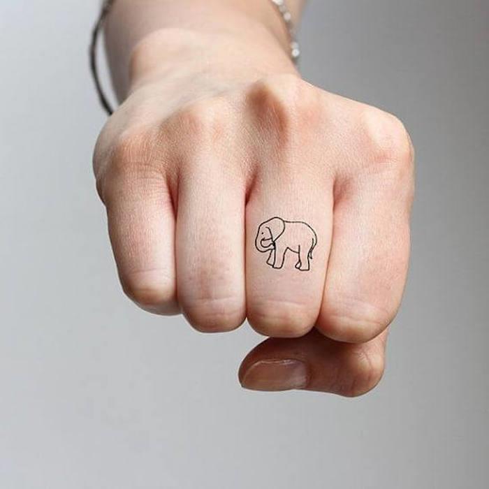 Tatuaggi piccoli sulle mani e una proposta con un elefante sul dito medio