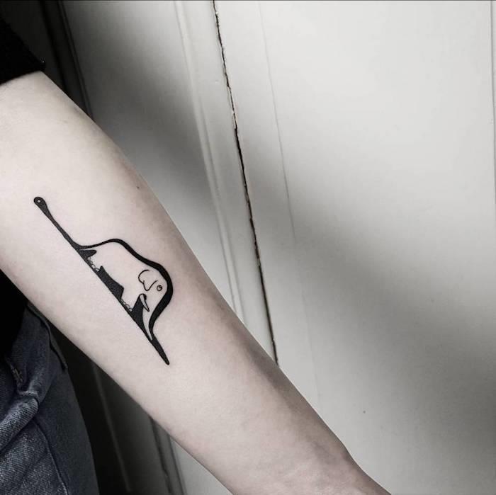 tatueringar för män med mening, orm över en elefant, underarmstatuering, vit bakgrund