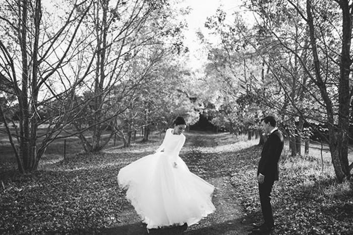 elegantné-jednoduché-svadobné-šaty-lacné-chladné-fotografie-v-čierno-bielom