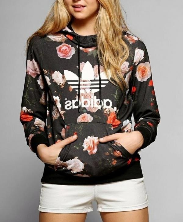hon bär en adidas-jacka i blommor