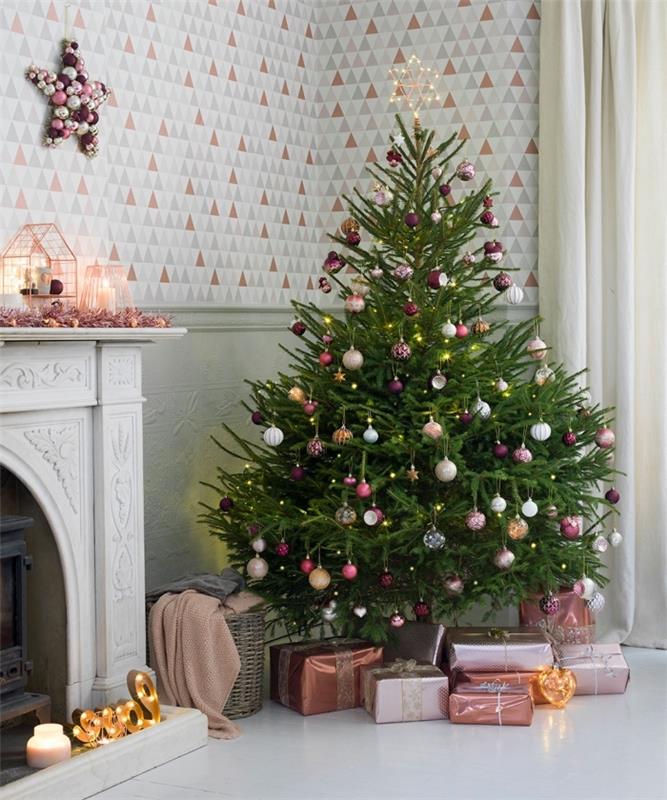 modern inredning i grått med pastellrosa accenter, stor julgransdekorationsidé med rosa bollar