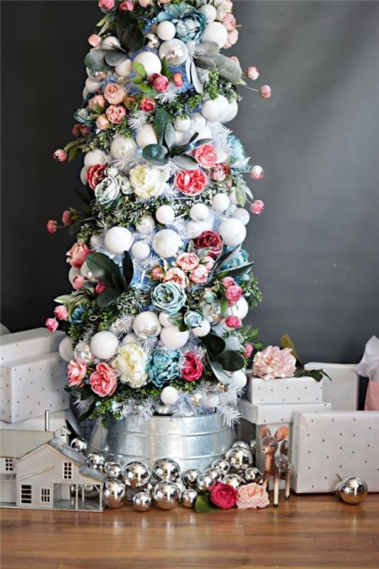 Julgransmodell dekorerad med blommig krans, trendig original juldekoration för vintern 2019 med blommiga accenter