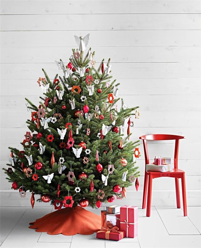 darčekové balenie nápad z červeného papiera vianočný stromček červená stolička drevené ozdoby vianočný stromček