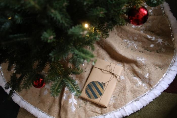 julgranbild för dator tapet, enkel juldekoration med rund matta och röda och guldprydnader