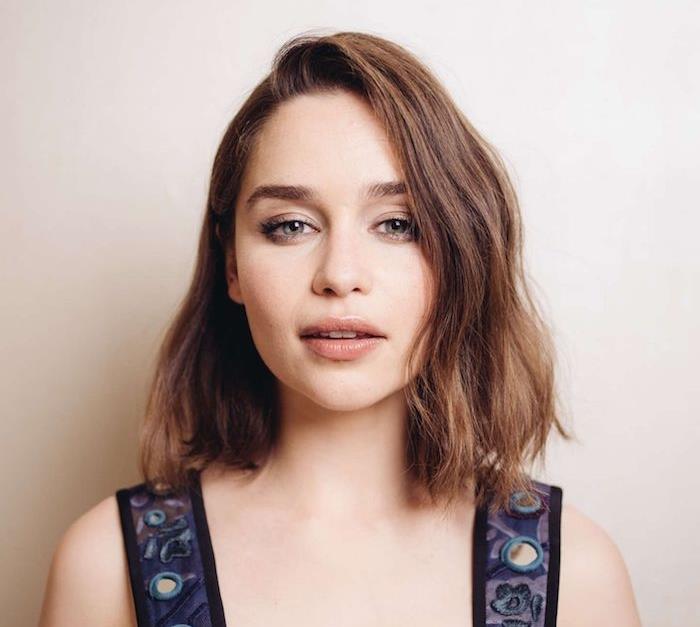 Det suddiga torget av Emilia Clarke, mellanbrunt hår i en bohemisk chic stil för kvinnor, naken smink för kvinnor