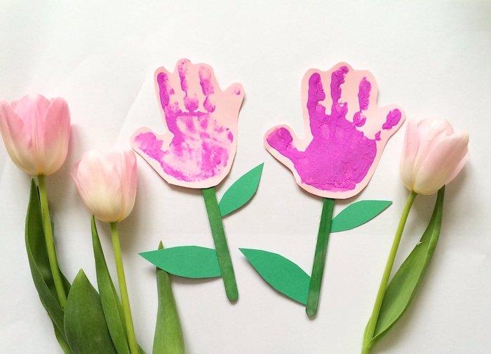 handtryck i målning på papper färgglada glasspinnar tulpaner hur man gör en present till sin mamma lätt DIY vår