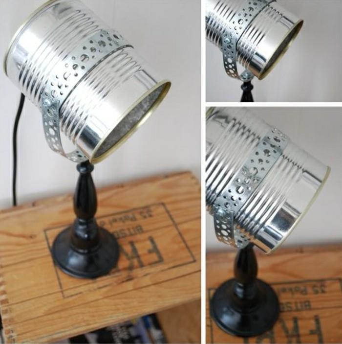 Tennburkar, liten projektorbordslampa av aluminiumburk, med svart trästativ och metalldetaljer
