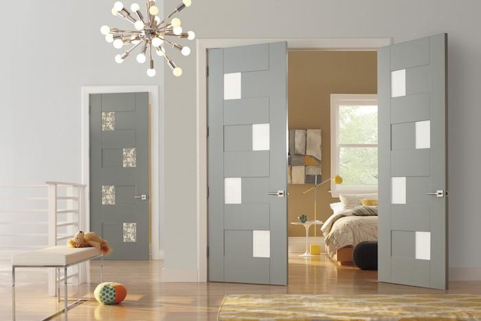 olikfärgad dörrkarm med glasdekoration och grå färg