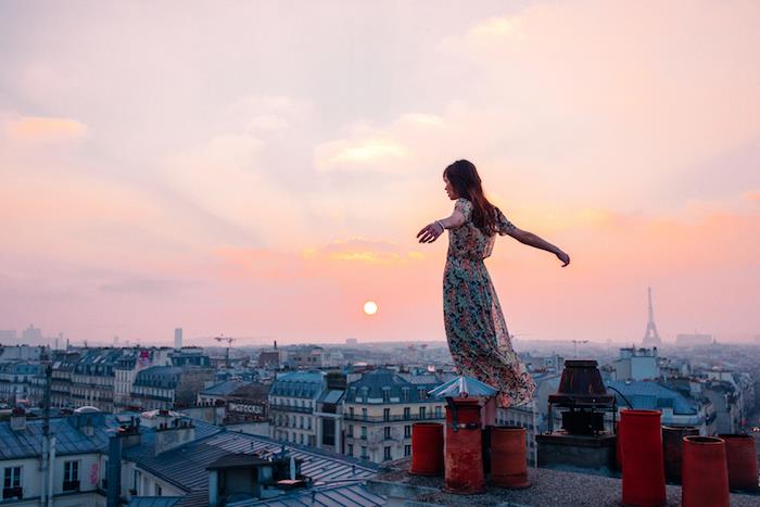 باريس والأسطح ، صورة جميلة لباس نسائي طويل ، فستان صيف 2019 ، فستان صيفي طويل ، صورة عند غروب الشمس
