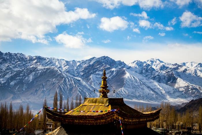 vackert landskap, himmelskt landskap, pagod i Kina, buddhistiskt tempel, himmelsk plats, berg täckta med snö vid horisonten