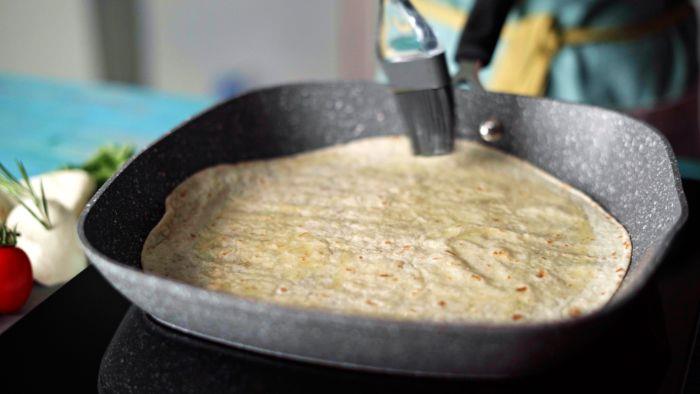 tortillu namažte maslom, aby bola domáca quesadilla mexický recept príklad jednoduchého obedného jedla