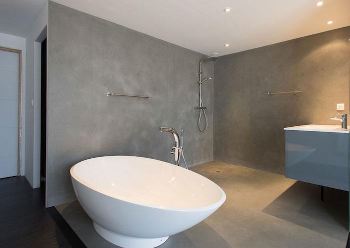 voskovaná betónová omietka na otvorené steny kúpeľne s talianskou sprchou a voľne stojacou vaňou