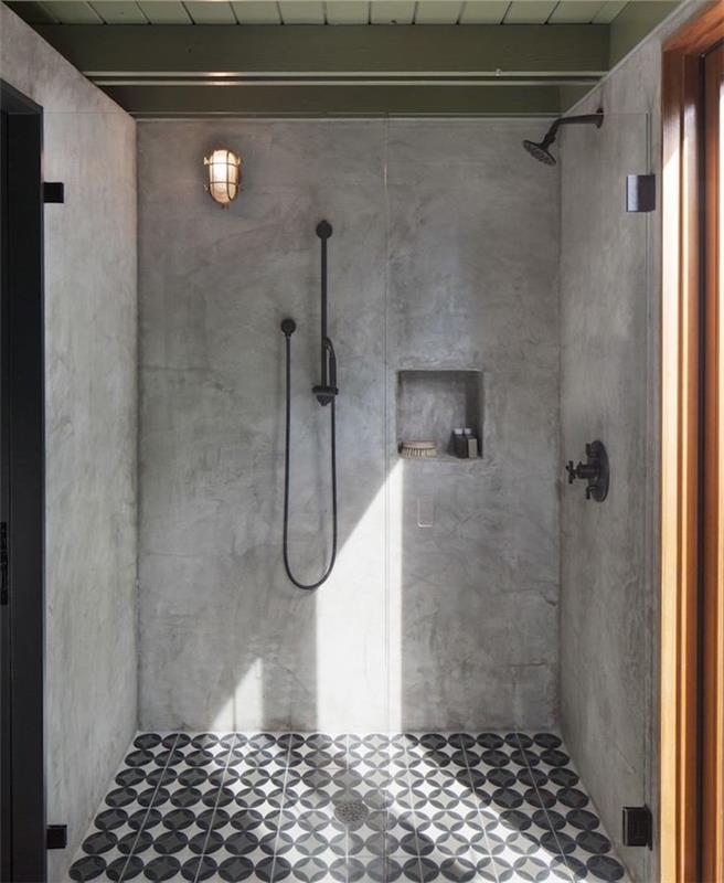steny z voskovaného betónu pre taliansku sprchu s modernou dekoratívnou dlažbou