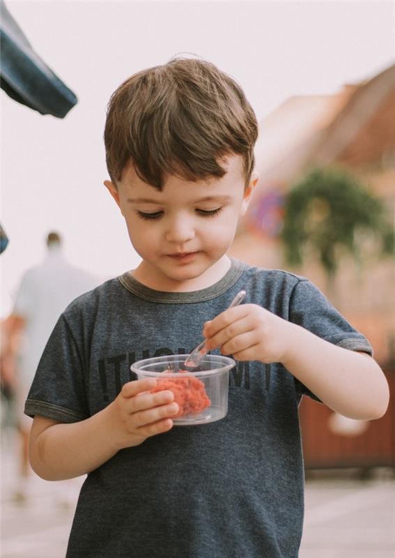Sorbet utan glassmaskin jordgubbsorbet recept utan glassmaskin sommarfrukter enkelt glassrecept barn som äter jordgubbsorbet