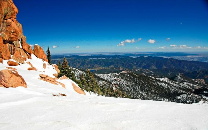 sneženie-Pyreneje-fantastický-obraz-hora-sneh-panoramatický-pohľad