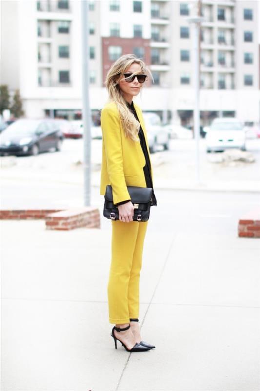 en elegant look i gult och svart, hur man bär den flashiga färgade dambyxan till jobbet