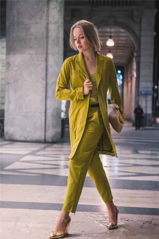 Vårens trendiga klädfärger 2019, exempel på en grön kostym för kvinnor med lång kavaj och flytande byxor