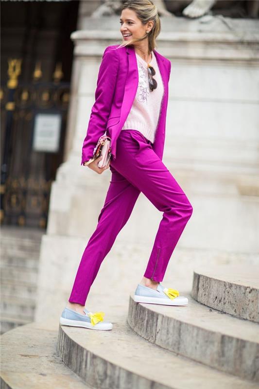 elegant kvinna som kombinerar prickiga färger och mjuka pastelltoner