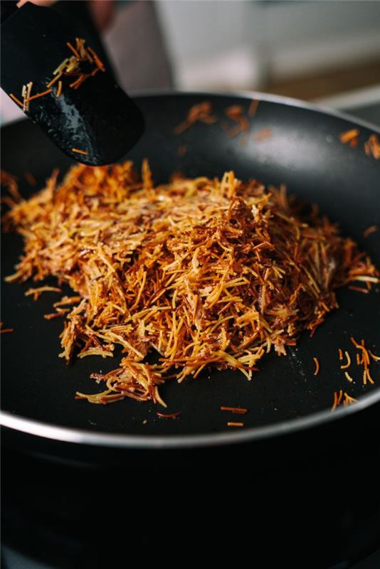 bunt gyllene vermicelli i en panna, idé hur man gör en liten påsktårta i form av bo