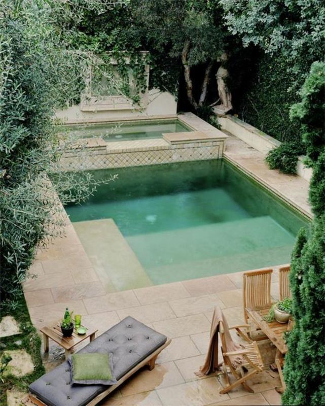 en pool i romersk stil med en poolkontur i stenbeläggning