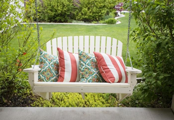 مقعد متأرجح مع وسائد ملونة ، أفكار حديقة لشرفات خارجية ، أفكار حديقة حديثة