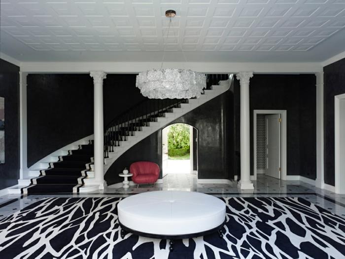 طاولة مستديرة بيضاء ، أرضية سوداء وبيضاء ، سلم حلزوني أنيق ، مصباح سقف أبيض كبير