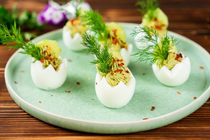 garnera med gurka, dillkvist och chiliflakes, exempel recept ägg mimosa med avokado och senap