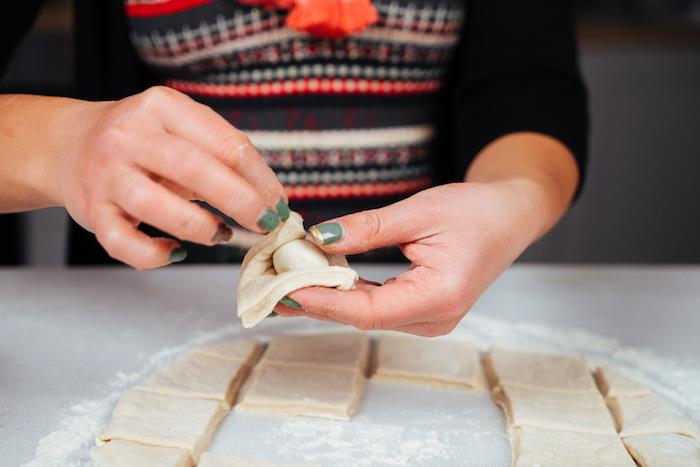 zabalte guľôčku mozzarelly do cesta na pizzu a vytvorte si tak zimný a vianočný aperitív na zdieľanie