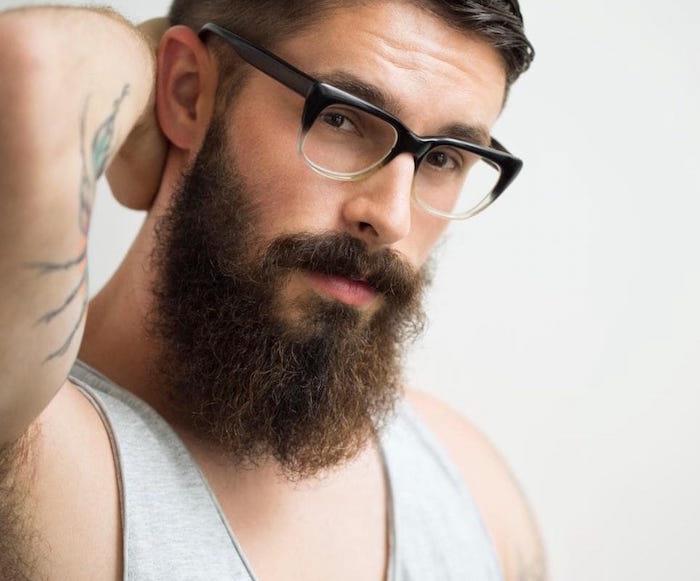 trimma ett skägg man trendiga hipsterglasögon