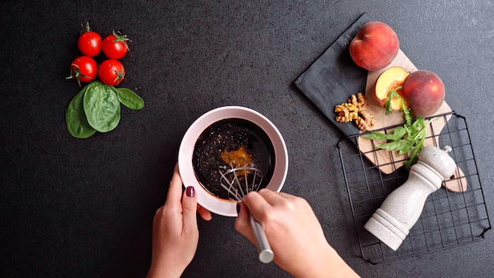 ochutíme korením a soľou a zamiešame metličkou na miešaný šalát, vynikajúci na prípravu tradičnej domácej vinaigretty
