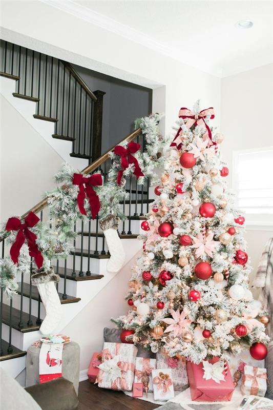dekorácia schodiska vianočný motív veniec biele a zelené vetvy vianočného stromčeka červený motýlik