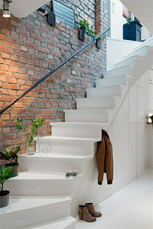 biele podkrovie-schodisko-prilepené k tehlovej stene