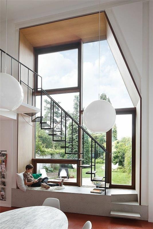 schodisko-podkrovie-moderné-podkrovie-a-veľké-panoramatické-okná