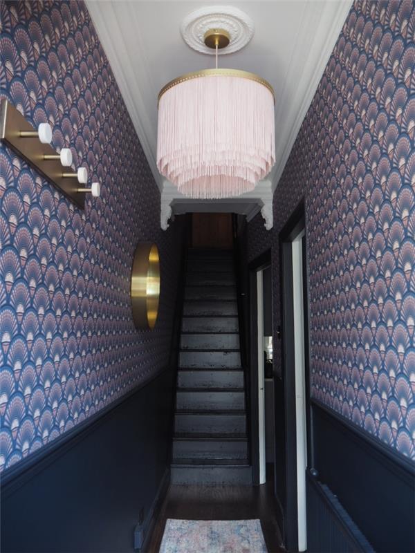 elegant och feminin smal korridordekoration med väggar som kombinerar tapeter med stiliserade mönster i blått och lila och svart färg
