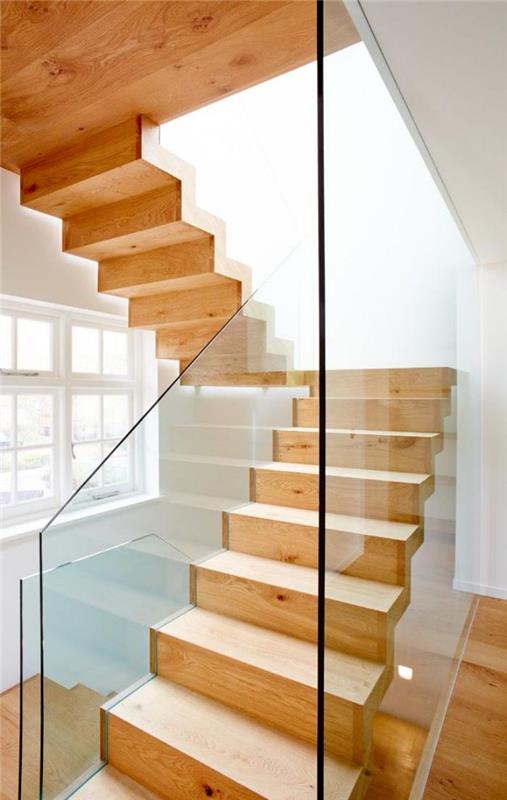 design-hängande-trappa-i-ljus-trä-och-glas-räcke