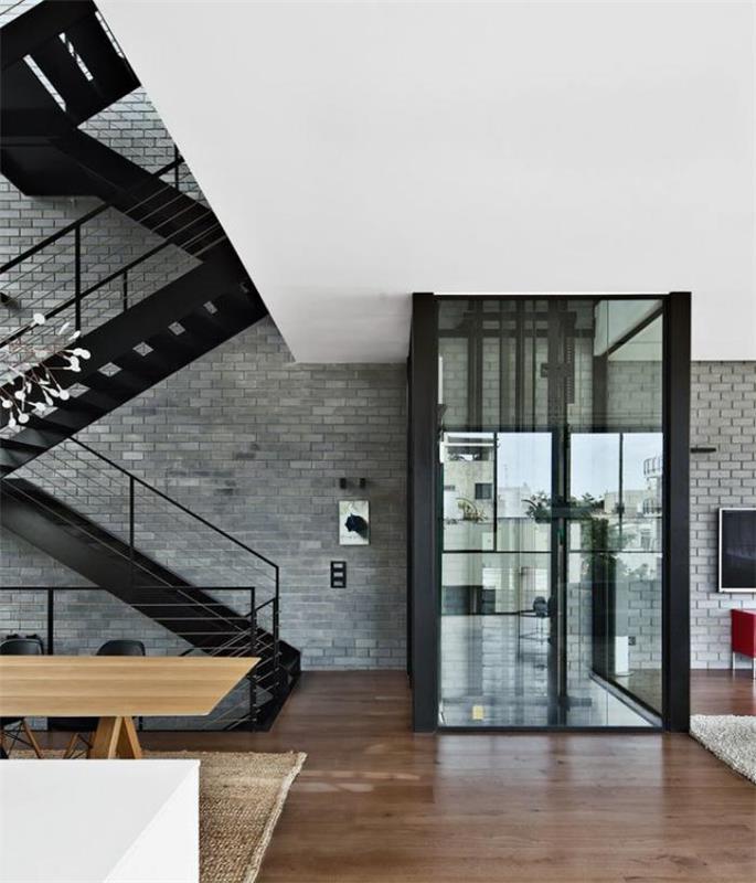 metall-upphängd-trappa-grå-tegel-vägg
