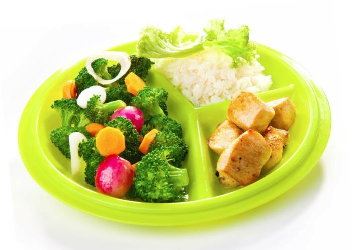 Rôzne druhy jedla a rizoto bianco s obsahom brokolice a polka
